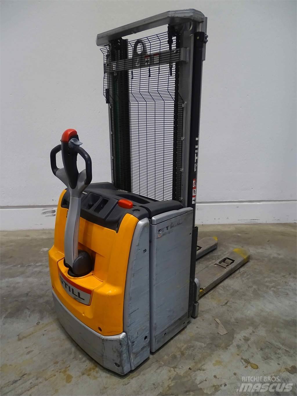 Still EXV16 Pedestrian stacker