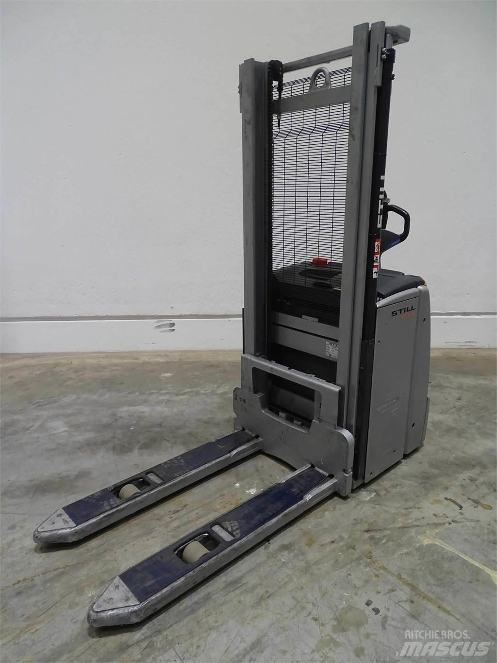 Still EXV16 Pedestrian stacker