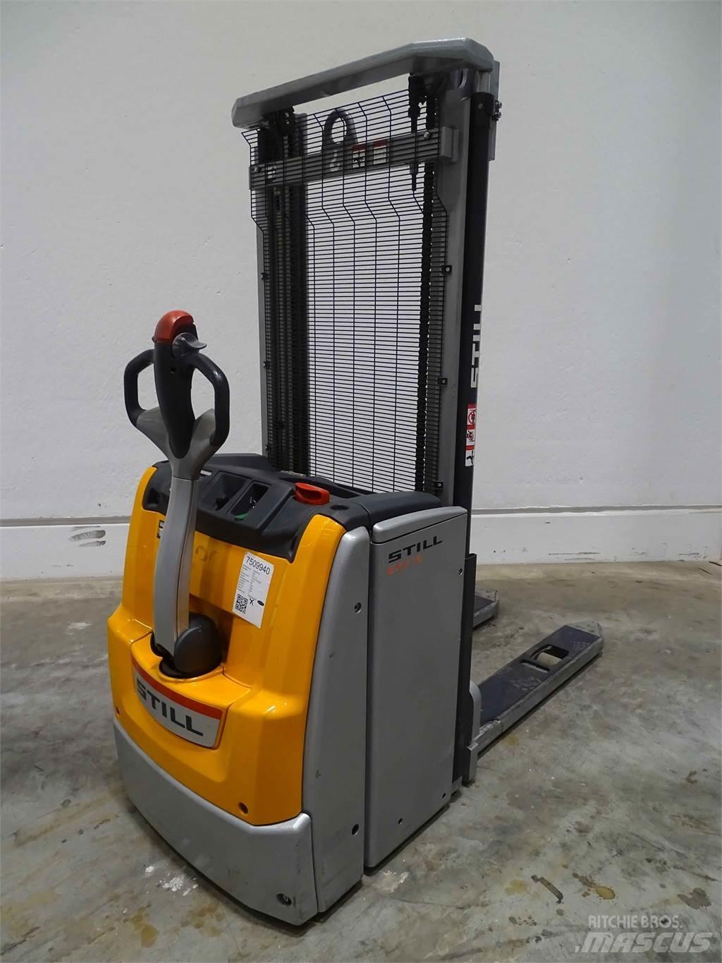 Still EXV16 Pedestrian stacker