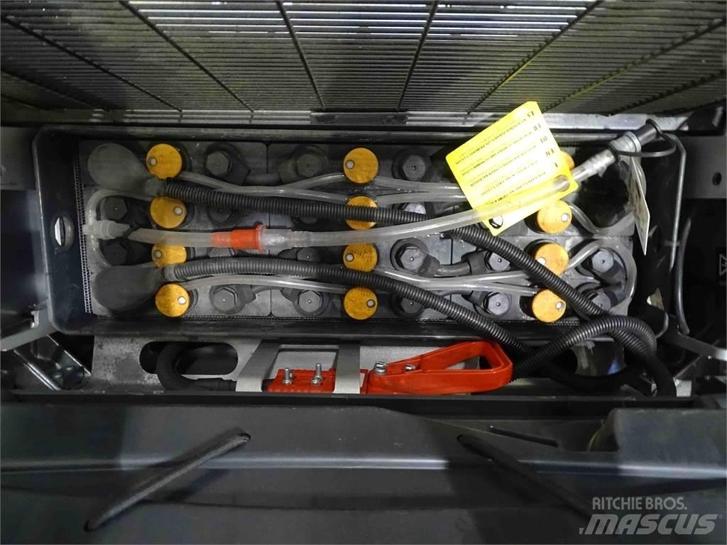 Still EXV16 Pedestrian stacker