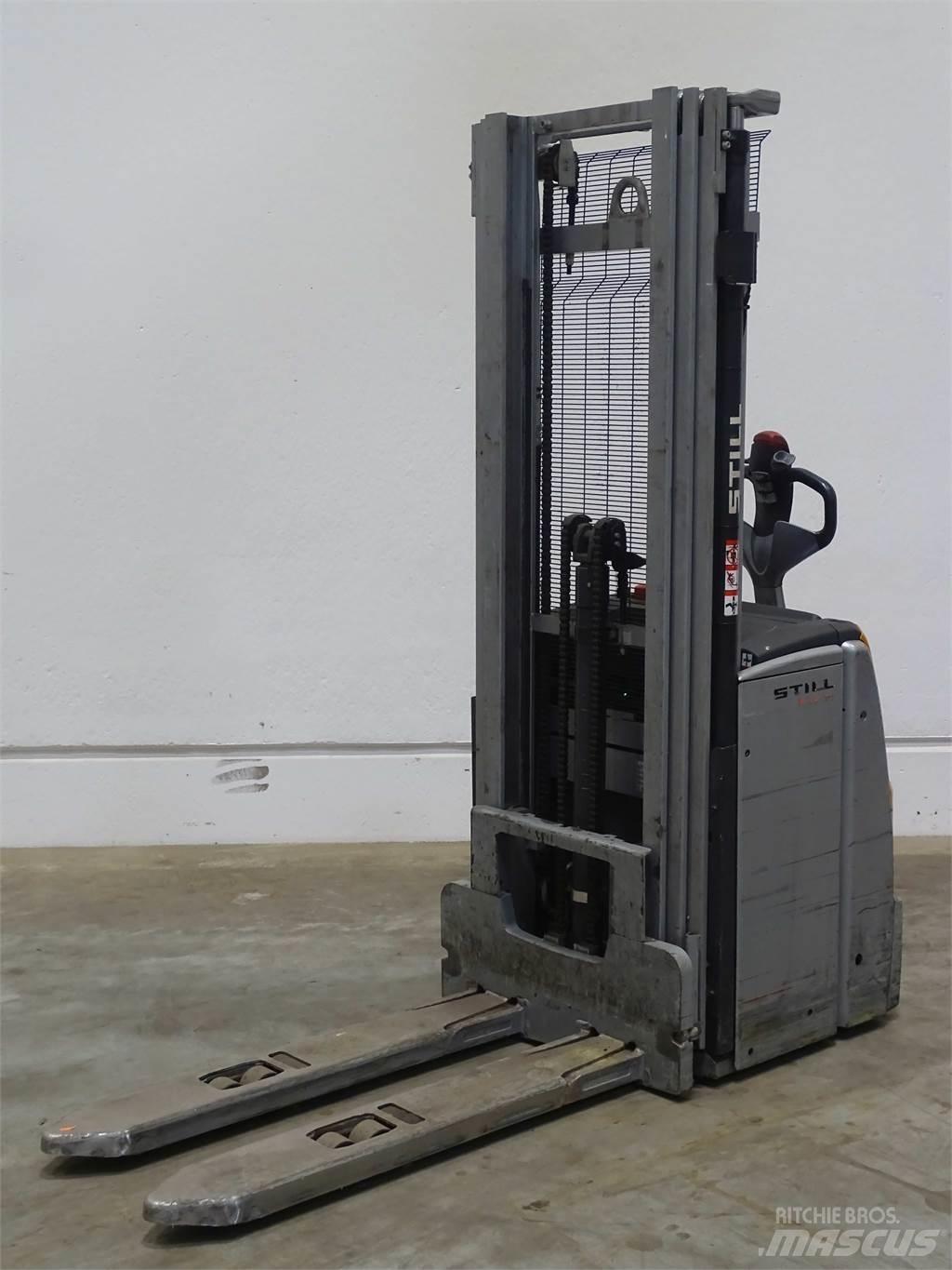 Still EXV16 Pedestrian stacker