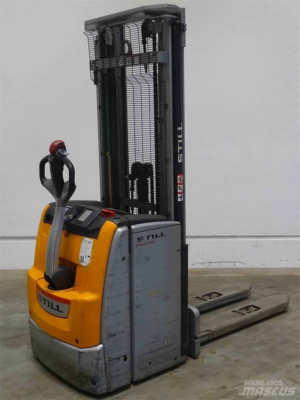 Still EXV16 Pedestrian stacker