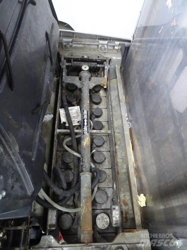 Still EXV16I Pedestrian stacker