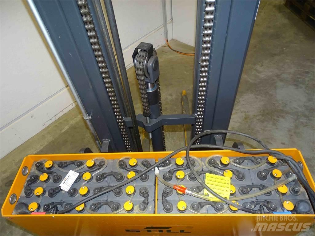 Still FM-X10 Reach truck