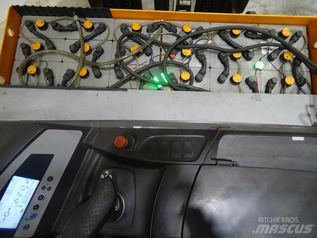 Still FM-X17 Reach truck