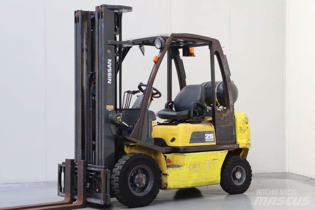 Nissan UD02A25PQ LPG trucks