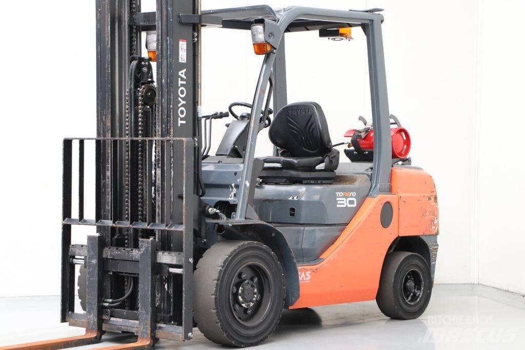 Toyota 02-8FGF30 LPG trucks