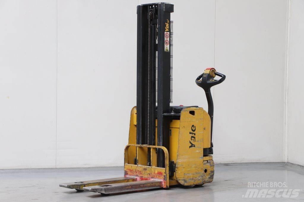 Yale MS10E Pedestrian stacker