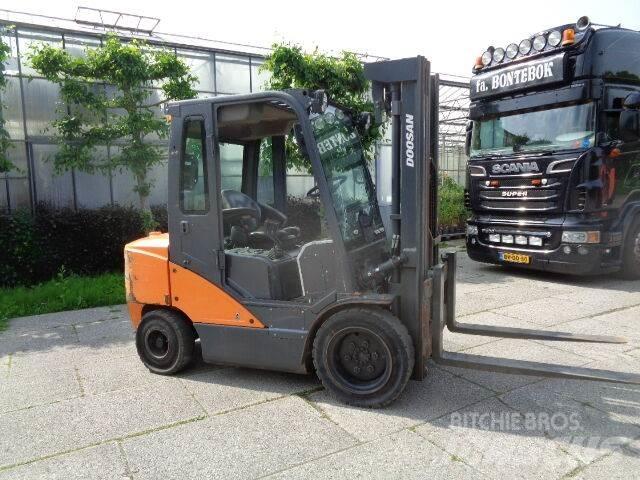 Doosan D35C-7 Diesel trucks