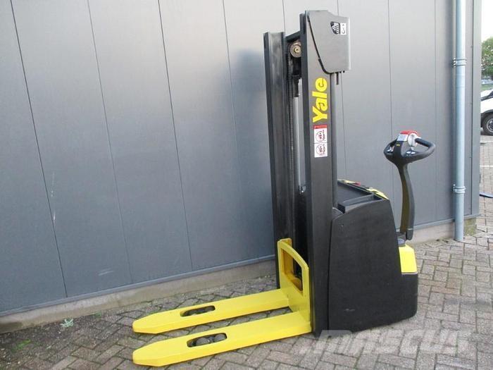 Yale MS 16 Pedestrian stacker