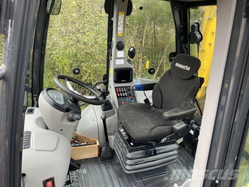 Komatsu WB 93 R-8 Backhoe