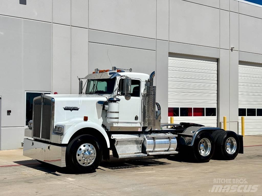 Kenworth W 900 Prime Movers