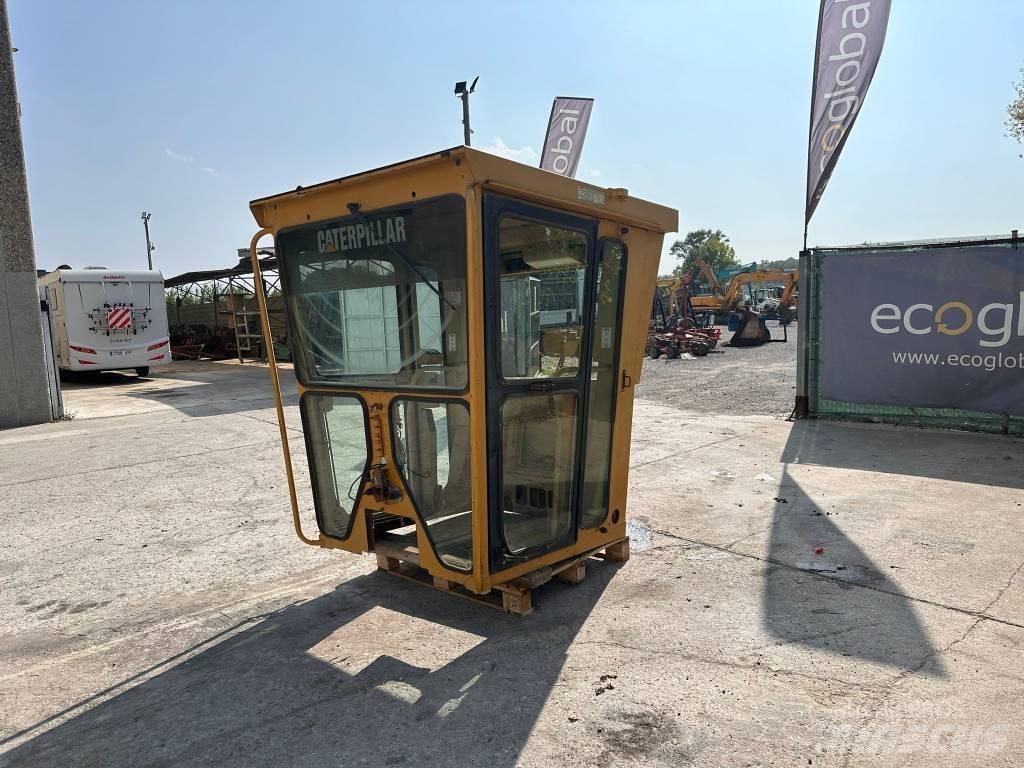 CAT 140 H Cabins and interior