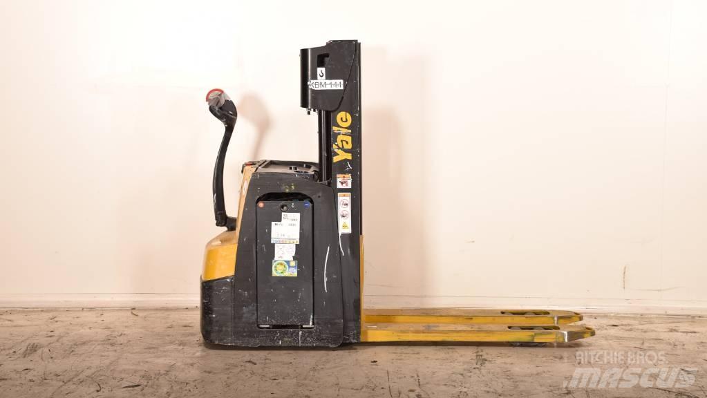 Yale MS 14 AC Pedestrian stacker