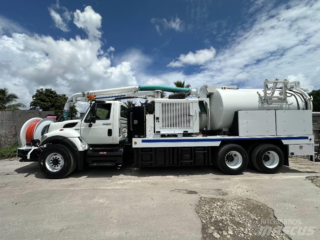 International 7400 Commercial vehicle