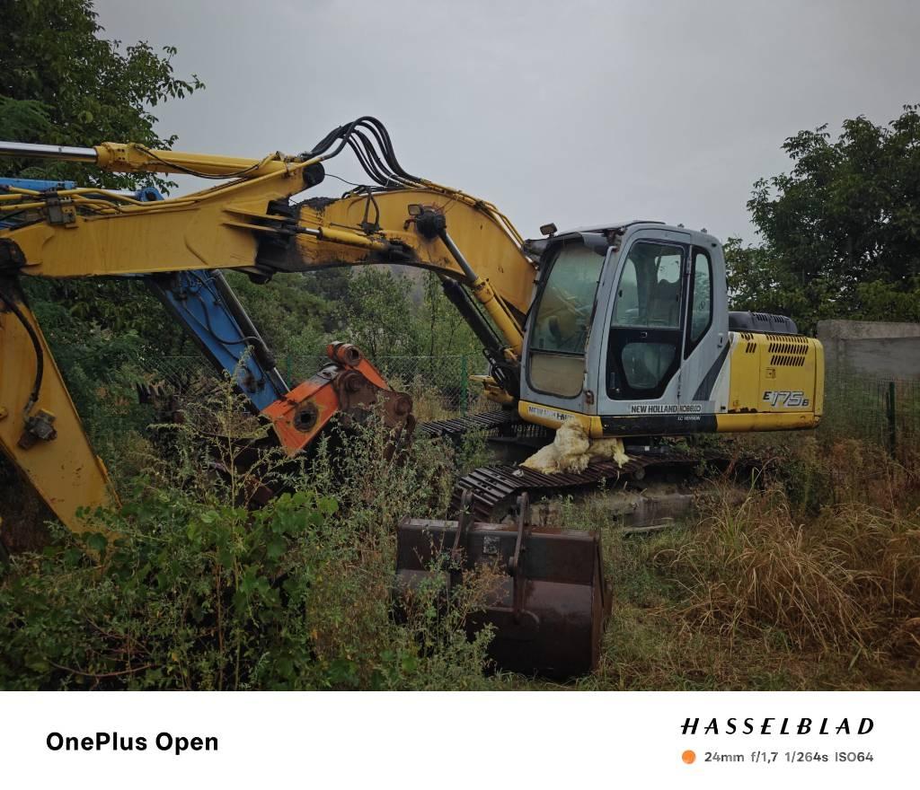 New Holland E 175 B Cabins and interior