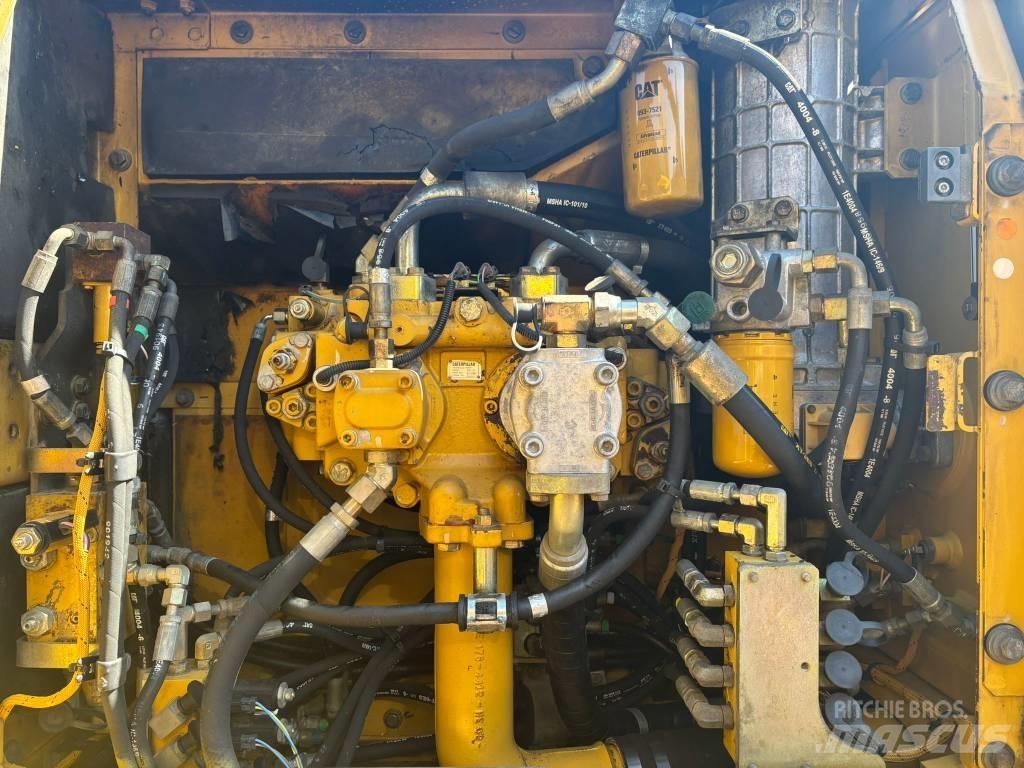 CAT 323 D L Crawler excavators