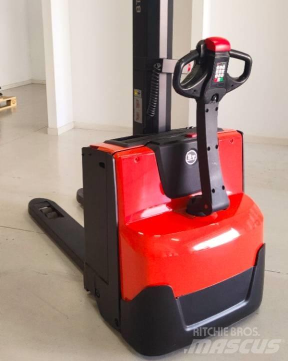 BT SWE 080 L Pedestrian stacker