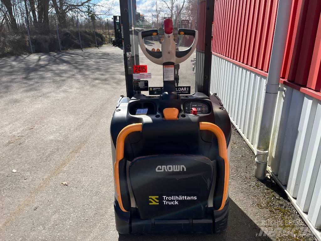 Crown ETi40001,2 Pedestrian stacker