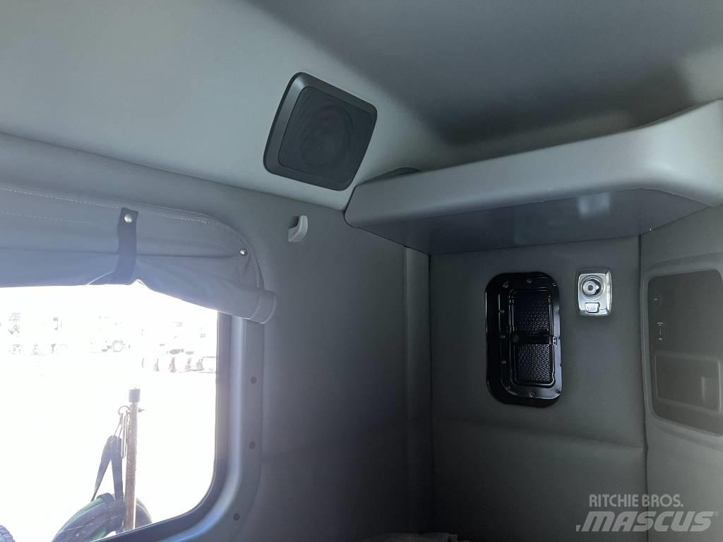 Kenworth W 990 Prime Movers