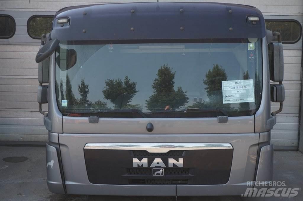 MAN F99L34 TGM Cabins and interior