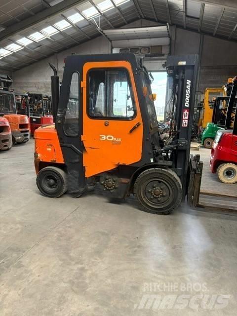 Doosan FD30 Diesel trucks