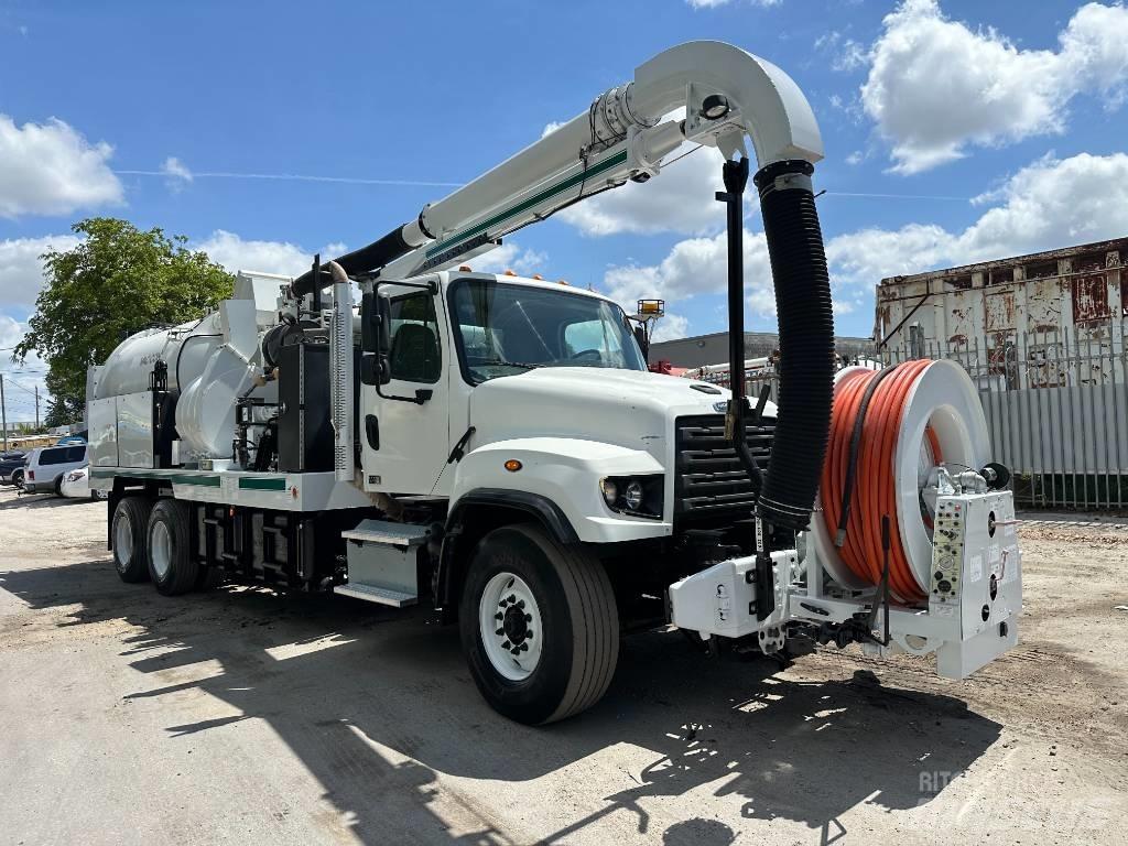Freightliner 114 SD Commercial vehicle