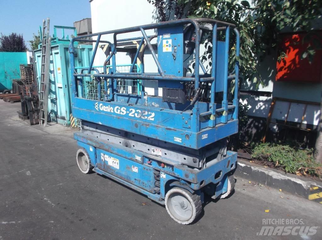 Genie GS 2032    V-2790 Used Personnel lifts and access elevators