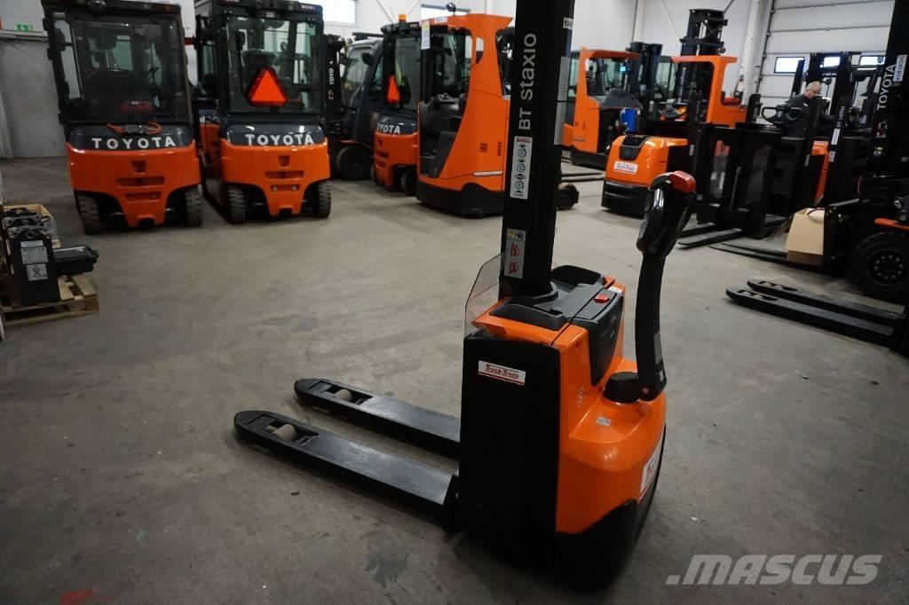 Toyota SWE080L Pedestrian stacker
