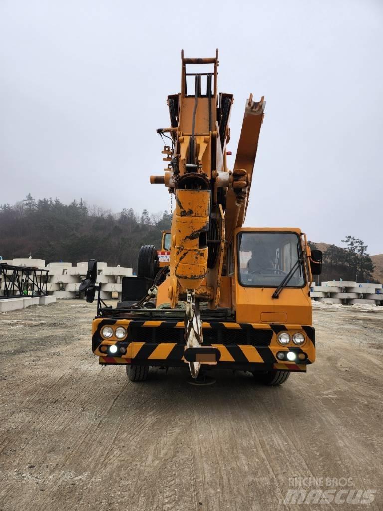 Hyundai HC 50 All terrain cranes