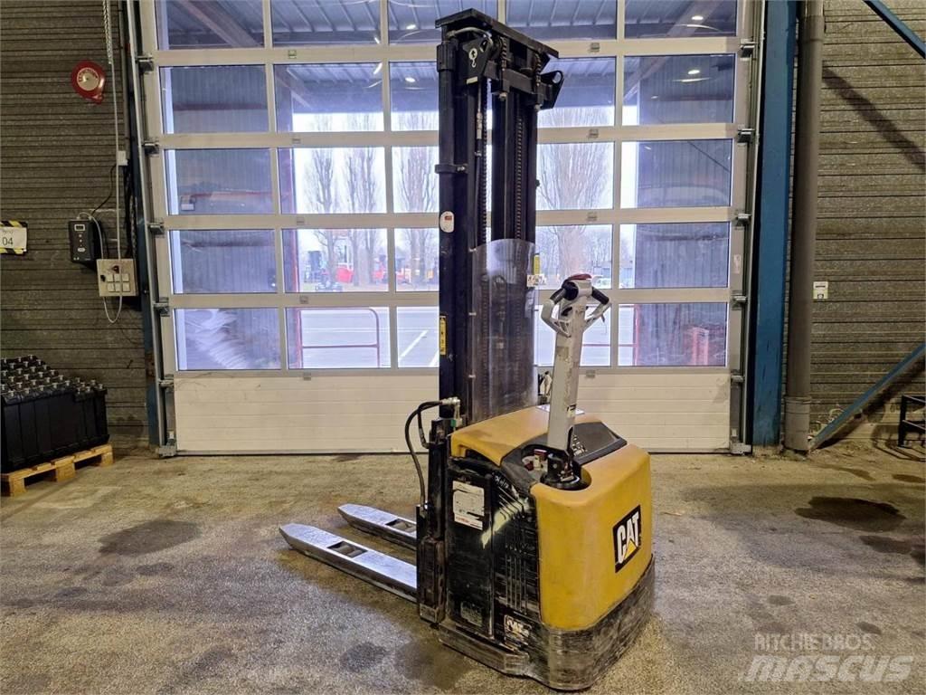 CAT NSP16N Pedestrian stacker