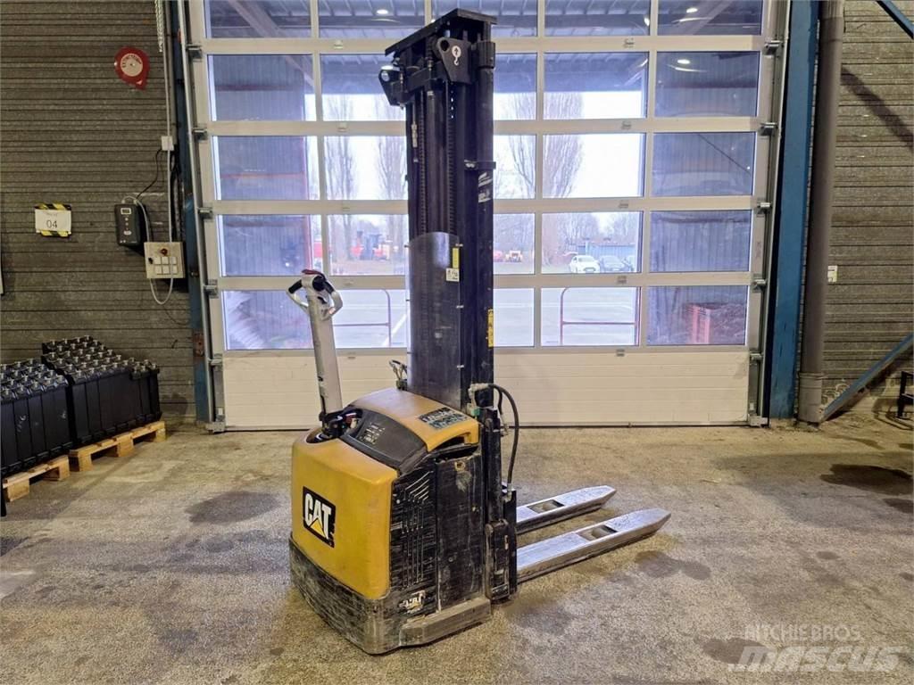 CAT NSP16N Pedestrian stacker