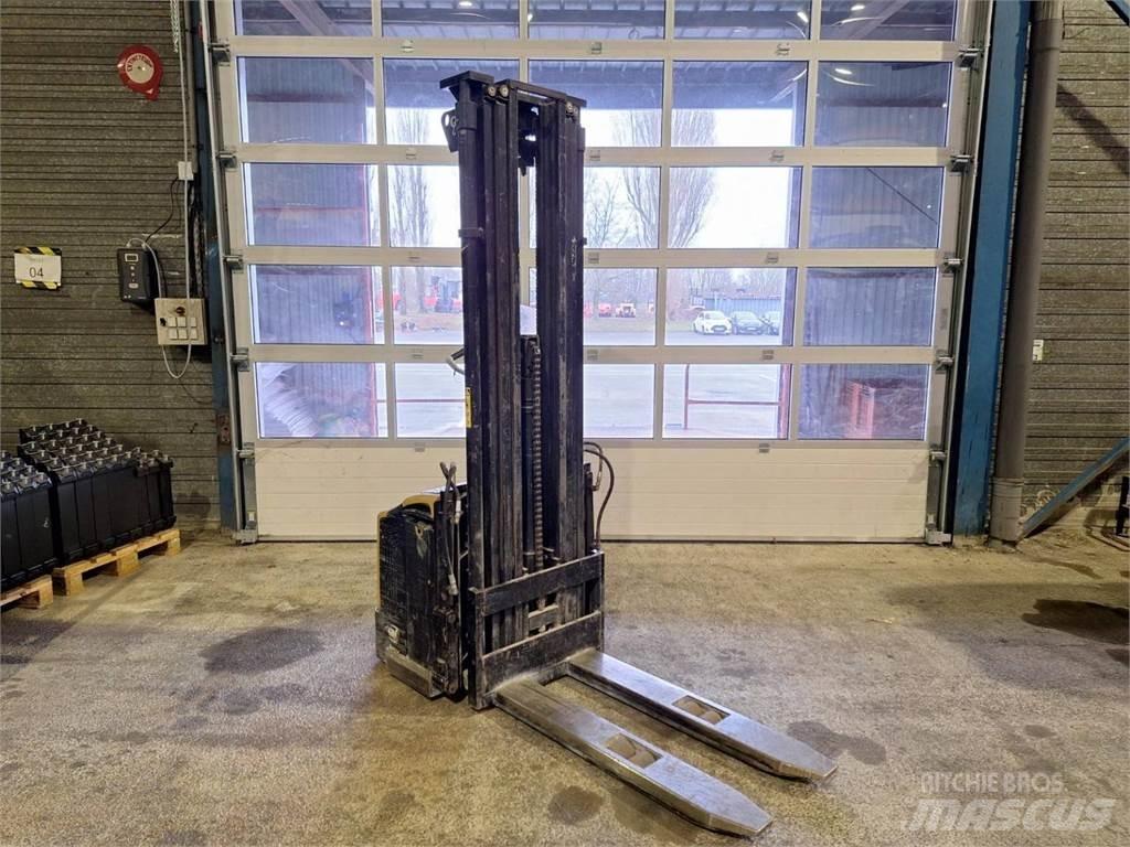 CAT NSP16N Pedestrian stacker