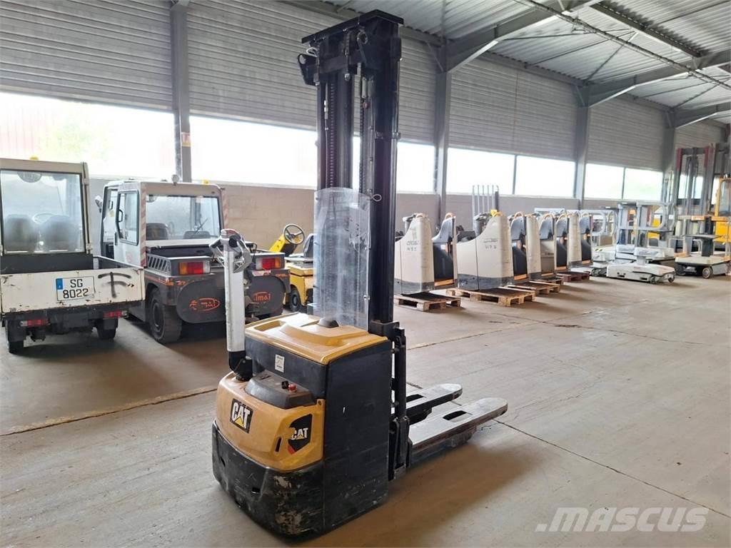 CAT NSP16N2 Pedestrian stacker