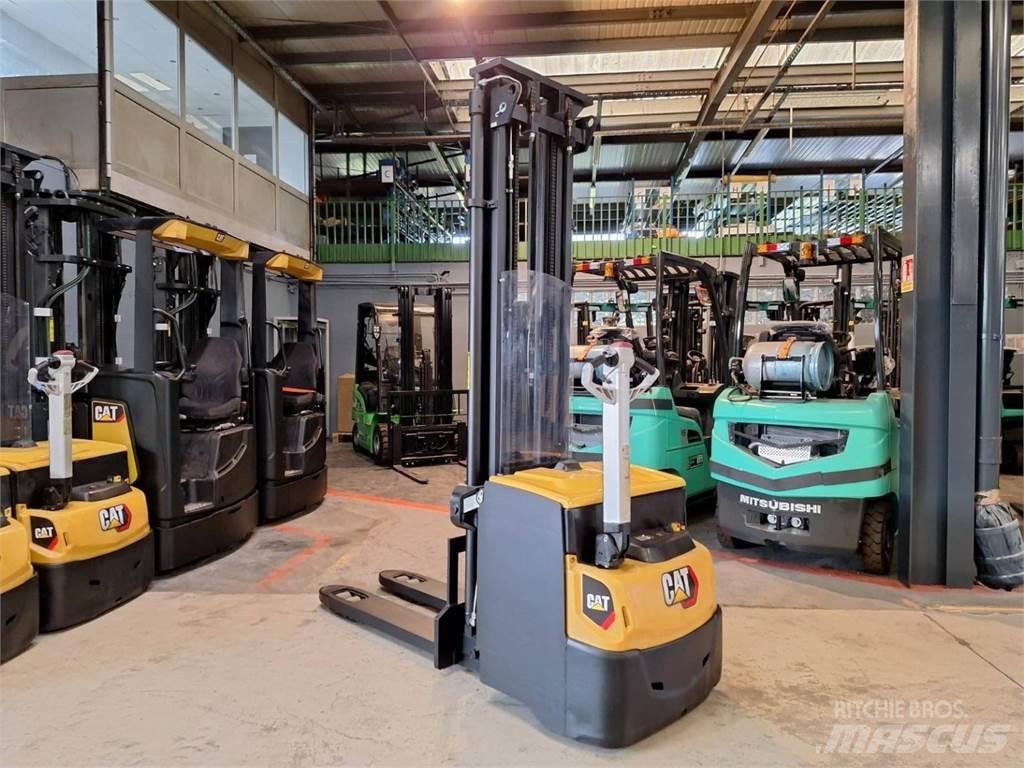 CAT NSP16NI Pedestrian stacker