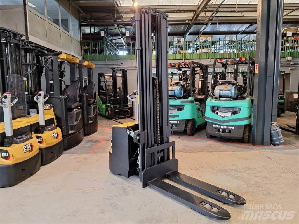 CAT NSP16NI Pedestrian stacker