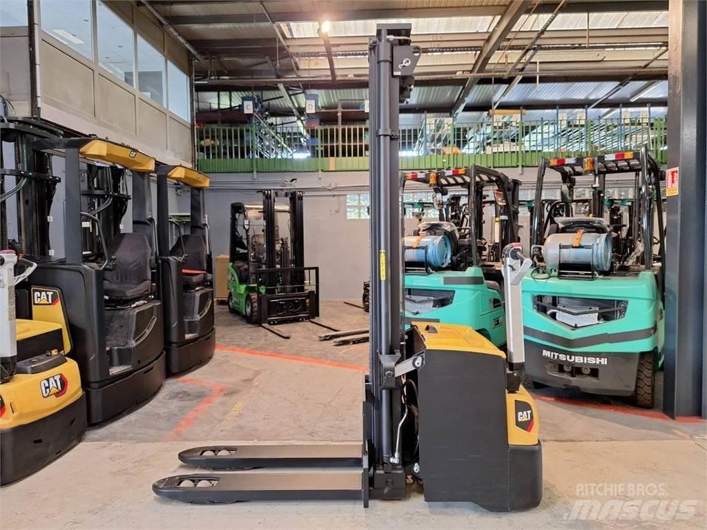 CAT NSP16NI Pedestrian stacker