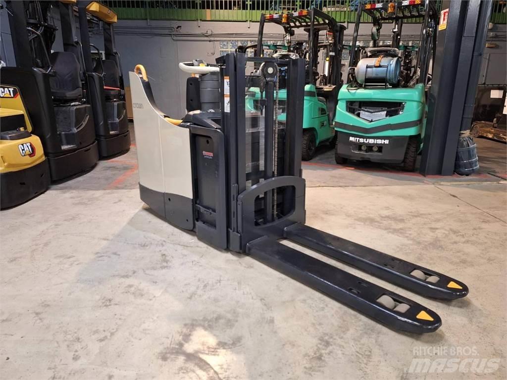 Crown DT3040 Self propelled stackers