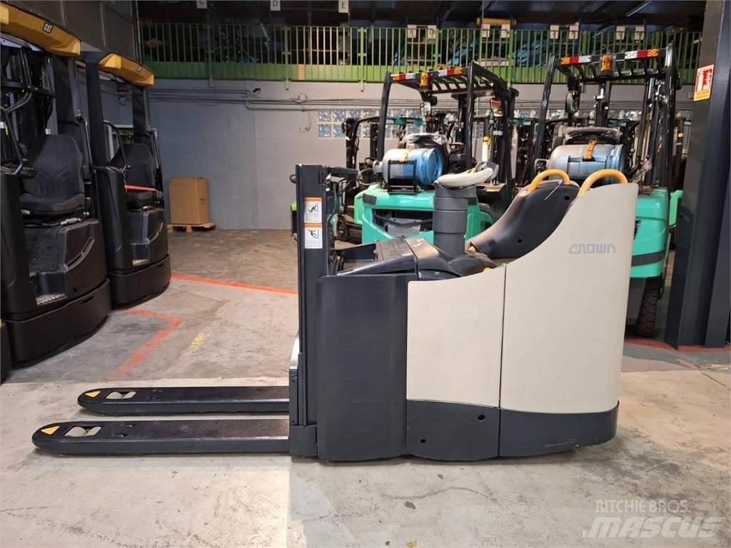 Crown DT3040 Self propelled stackers