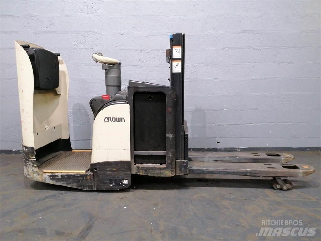 Crown DT3040 Self propelled stackers