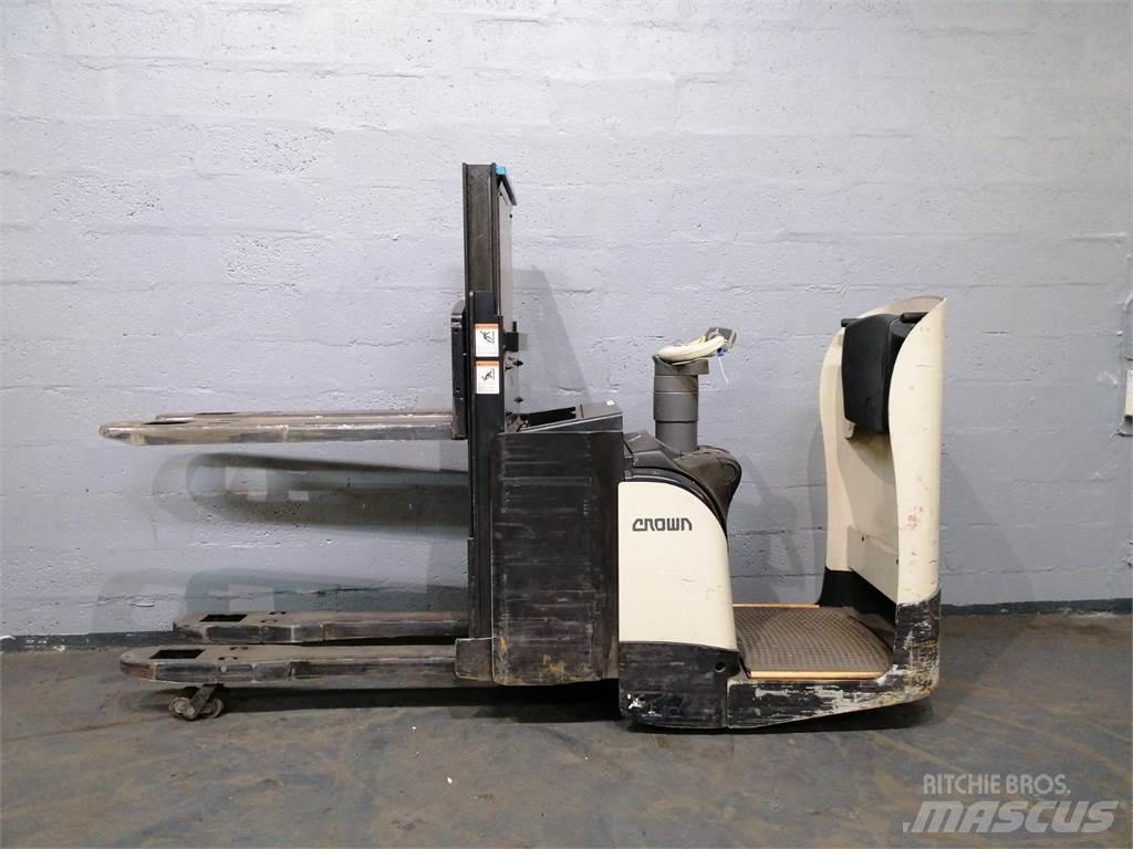 Crown DT3040 Self propelled stackers