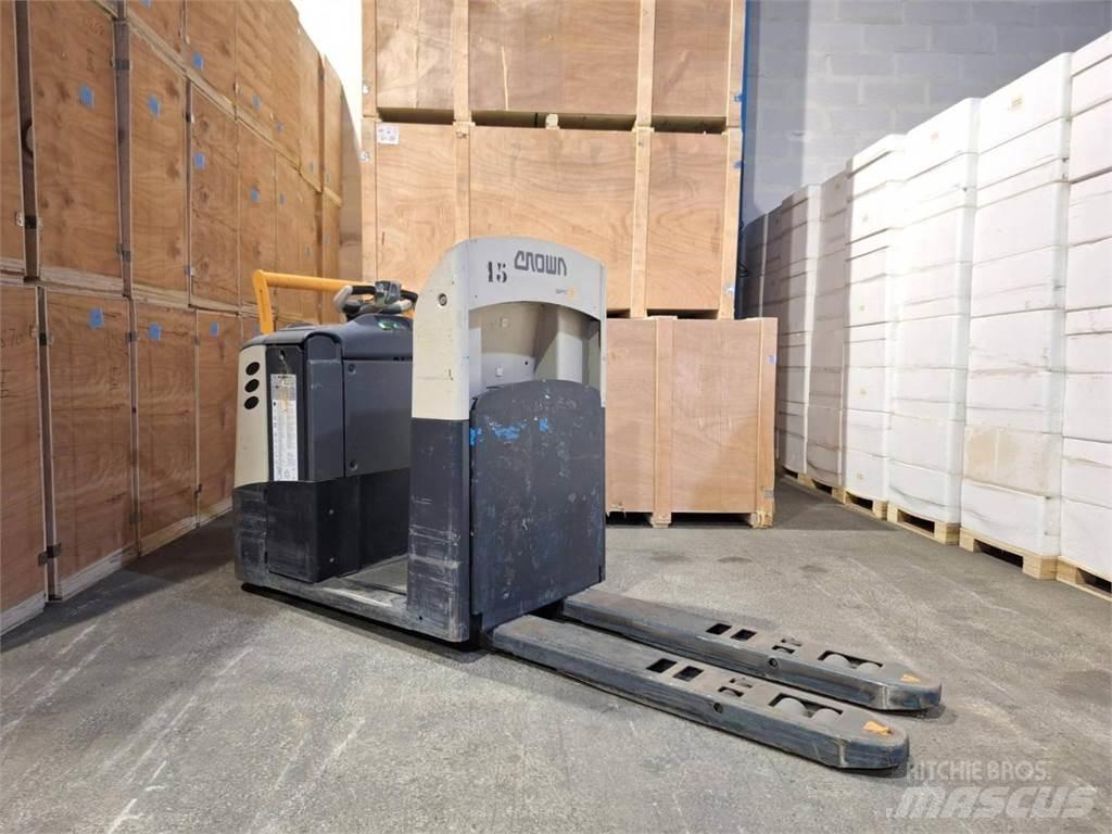 Crown GPC3020 Low lift order picker