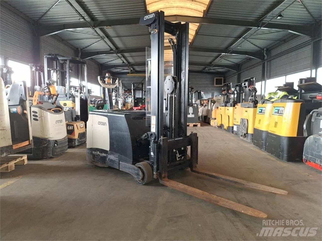 Crown SHC5540 Pedestrian stacker
