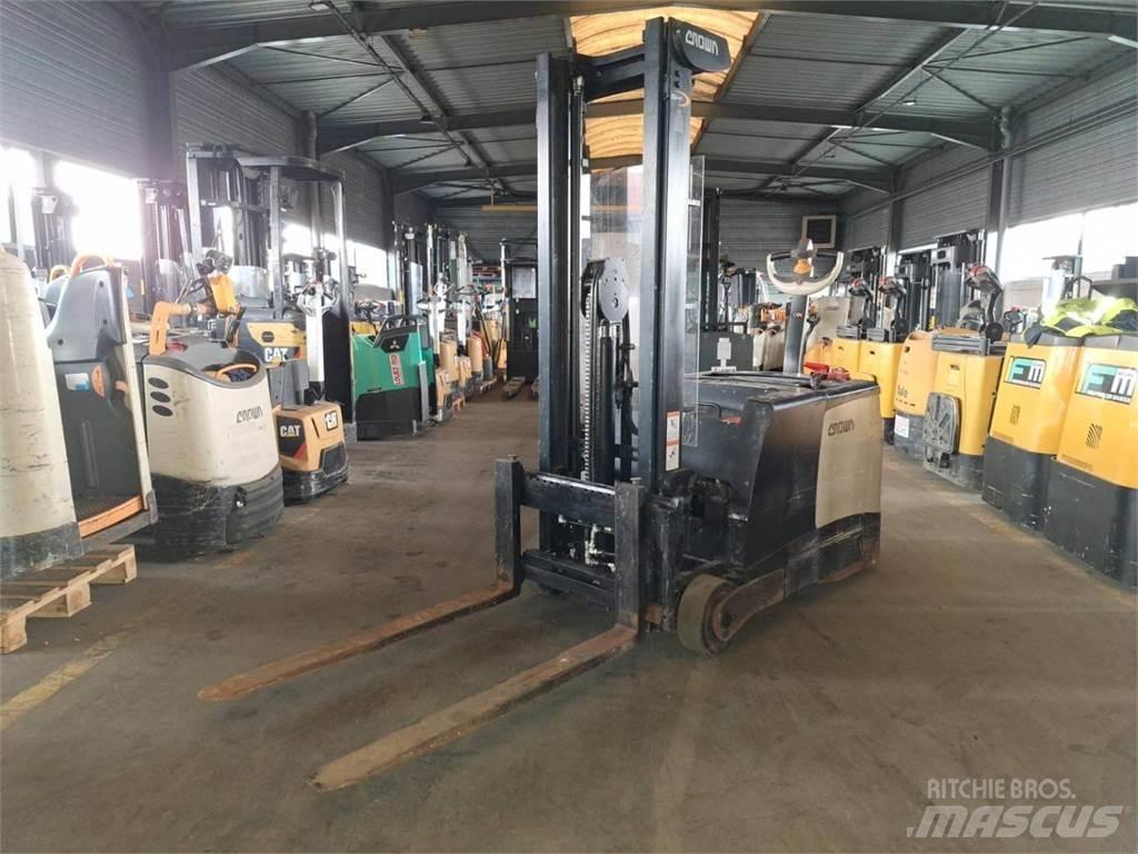 Crown SHC5540 Pedestrian stacker