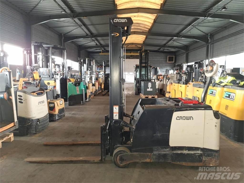Crown SHC5540 Pedestrian stacker