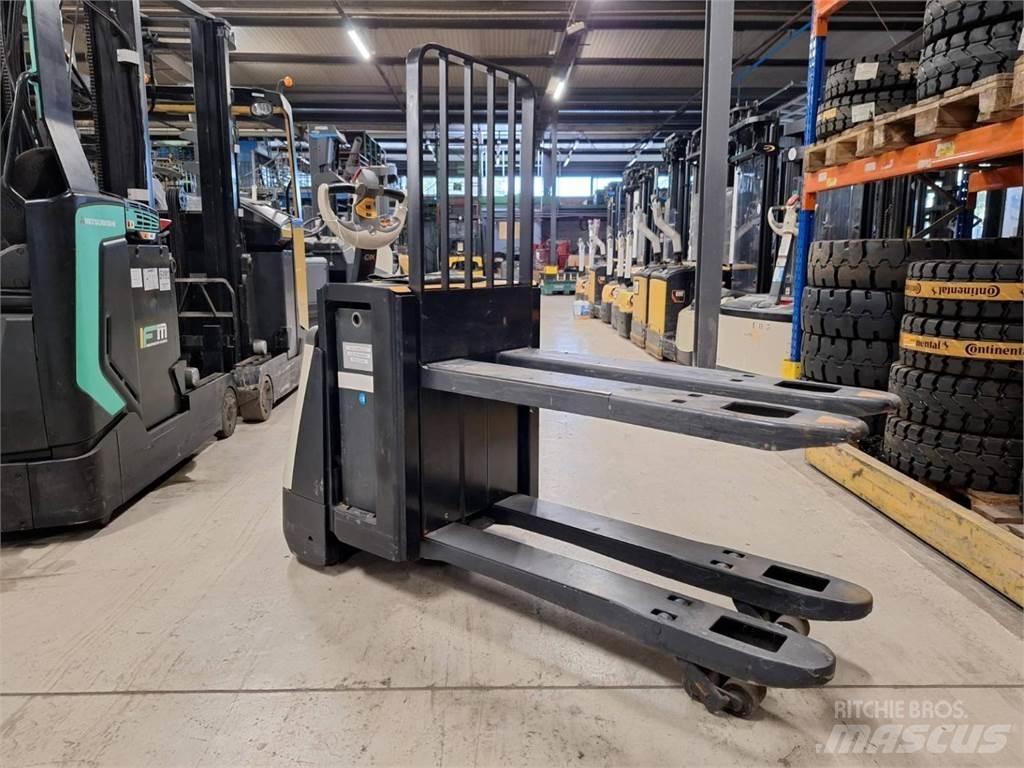 Crown WP3080 Pedestrian stacker