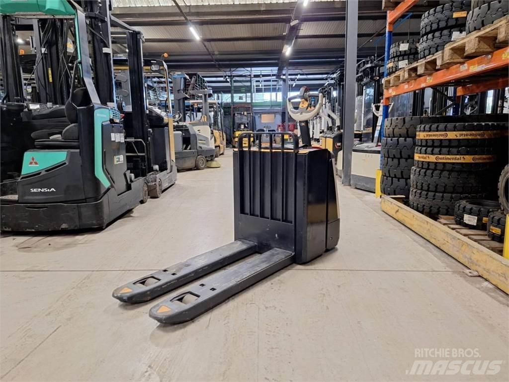 Crown WP3080 Pedestrian stacker