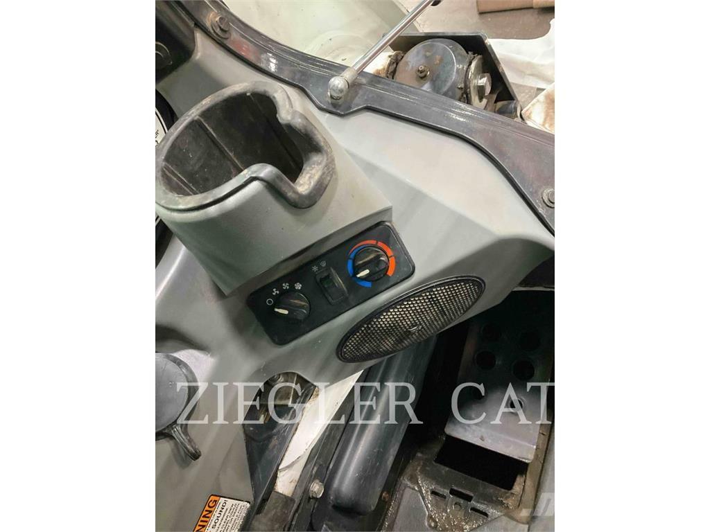 Bobcat T870 Crawler loaders