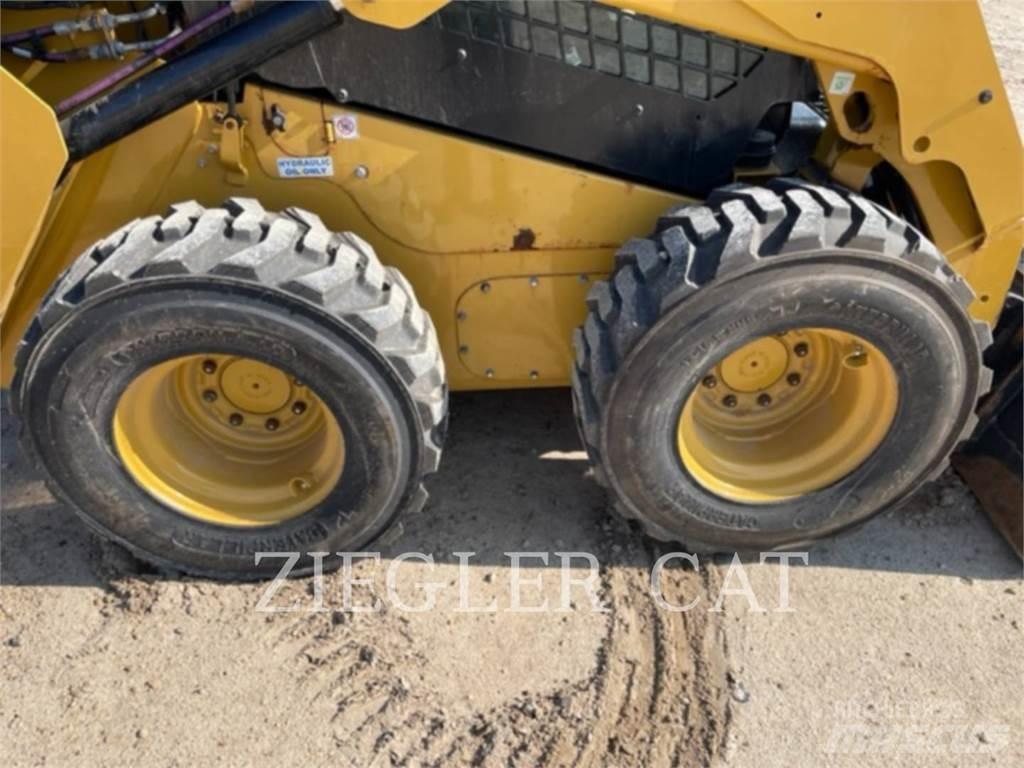 CAT 242D3 Skid steer loaders