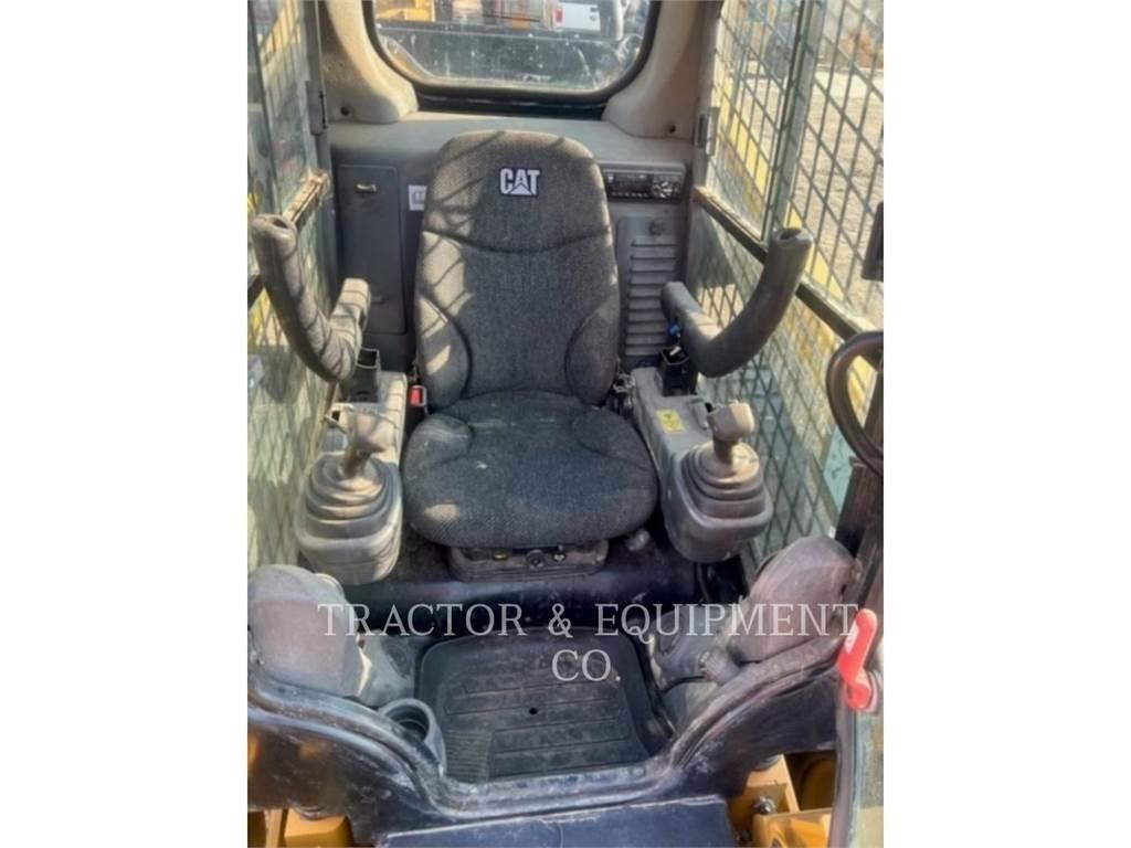 CAT 272D2 Skid steer loaders